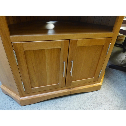 1510 - An oak corner TV unit