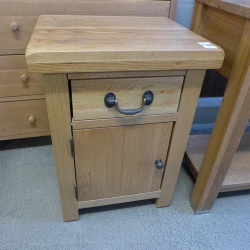 1513 - An oak single door single drawer cupboard