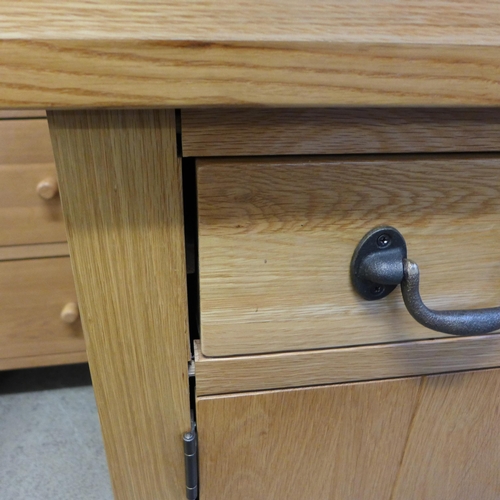 1513 - An oak single door single drawer cupboard