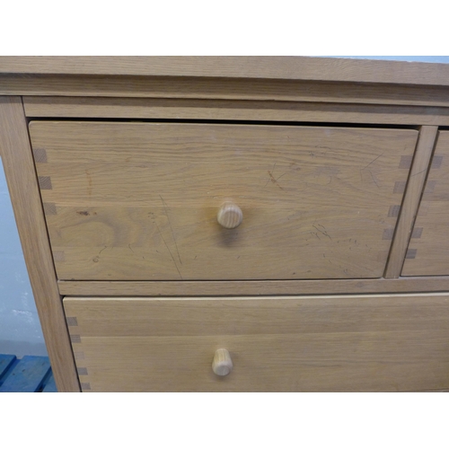 1514 - An oak two over three chest of drawers