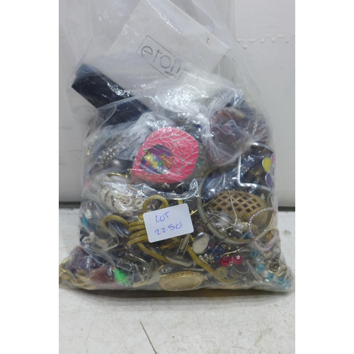 2250 - Approx 5kg bag of costume jewellery including earrings, necklaces, etc.