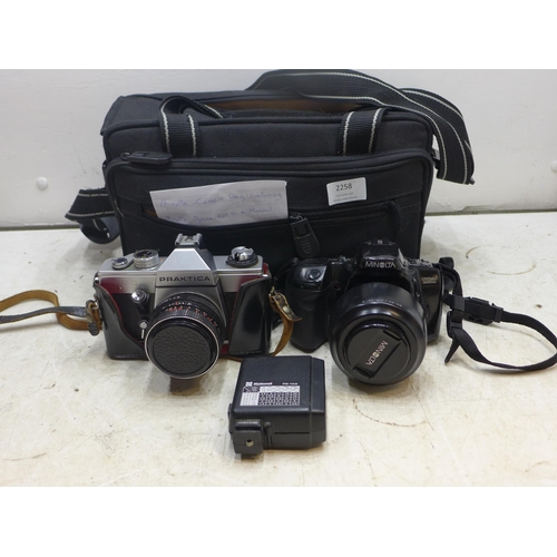 2258 - Minolta camera bag containing Minolta Dynax 50051 e manual, Practika PLC 2 camera + flash, filters, ... 