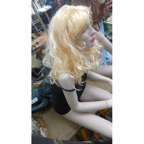 2339 - Sitting female shop mannequin