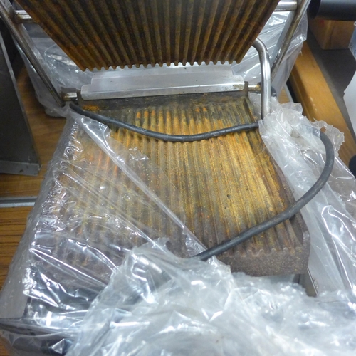 2349 - Contact grill/panini grill - failed electrical safety test due to insulation resistance - sold as sc... 