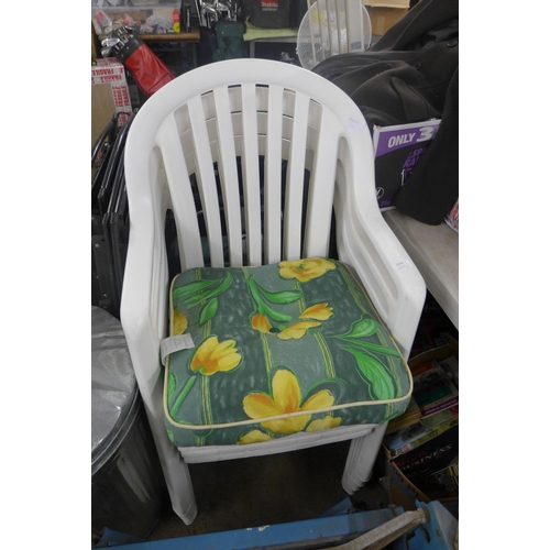 2364 - 4 White plastic garden chairs