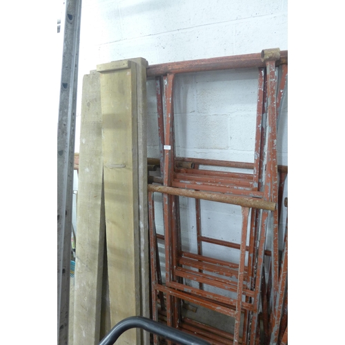 2420 - Approx 20-piece steel scaffold tower