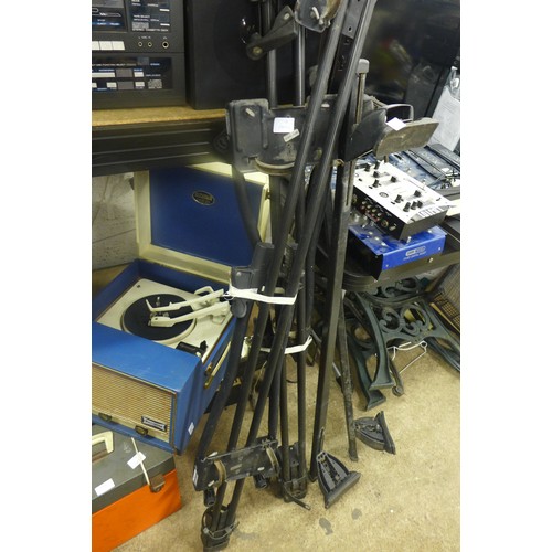 2308 - Halfords roof rack with 2 X cycle racks with keys