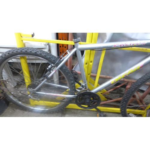 2432 - Oscar men's silver and yellow MTB/mountain bicycle/bike