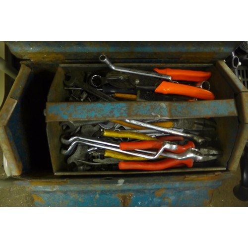 2365 - Metal tool chest with approx. 100-150 woodworking tools and Black & Decker Workmate