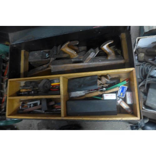 2365 - Metal tool chest with approx. 100-150 woodworking tools and Black & Decker Workmate