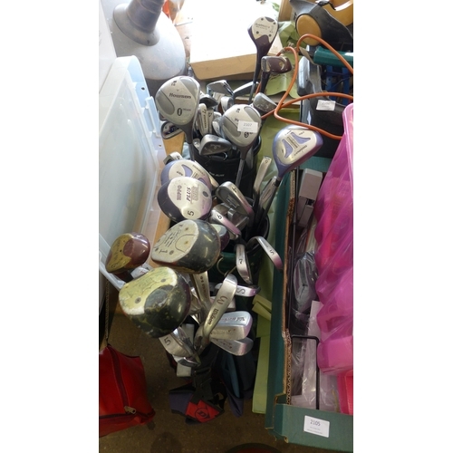 2139 - Various golf clubs: irons, drivers, putters, 5 golf bags, Wilson back pack, golf balls, and a puttin... 