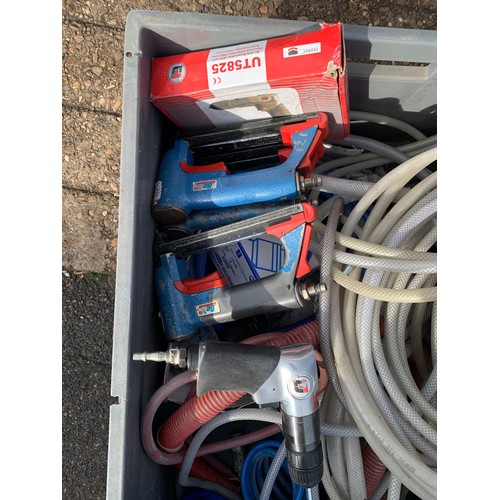 2005 - Tray of approx. 15 air tools and air hose/pneumatic hose