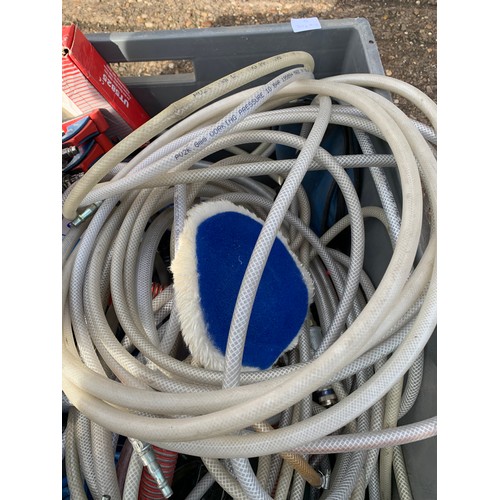 2005 - Tray of approx. 15 air tools and air hose/pneumatic hose