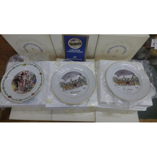 1114 - Two boxes of Royal Worcester Christmas collectors plates **PLEASE NOTE THIS LOT IS NOT ELIGIBLE FOR ... 
