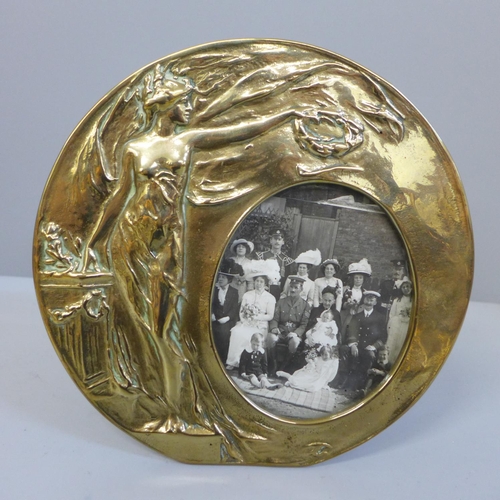 652 - A brass Art Nouveau photograph frame