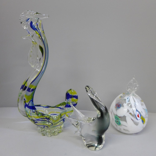 665 - Four items of Murano style glass; a small grey cased swan, a large cockerel cased with yellow and bl... 