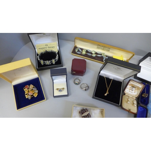 674 - Vintage jewellery including a gold stick pin, silver and other rings, earrings, pocket watch keys, a... 
