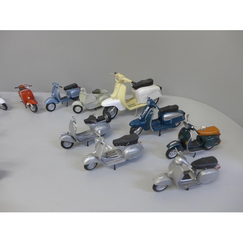 687 - A collection of model scooters, mainly Maisto
