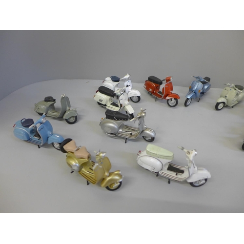 687 - A collection of model scooters, mainly Maisto