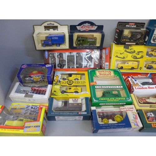 729 - A collection of die-cast model vehicles including a Welly military vehicle set, two AA sets, a Londo... 