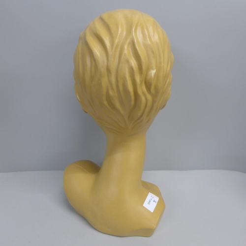 807 - A vintage stylised 'Twiggy' mannequin head