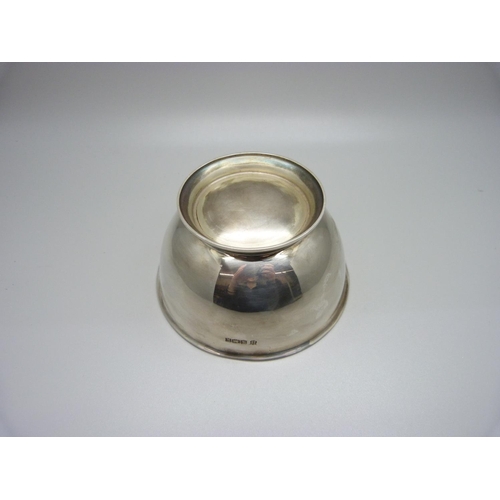 862 - A silver bowl, Sheffield 1927, 156g, diameter 11cm