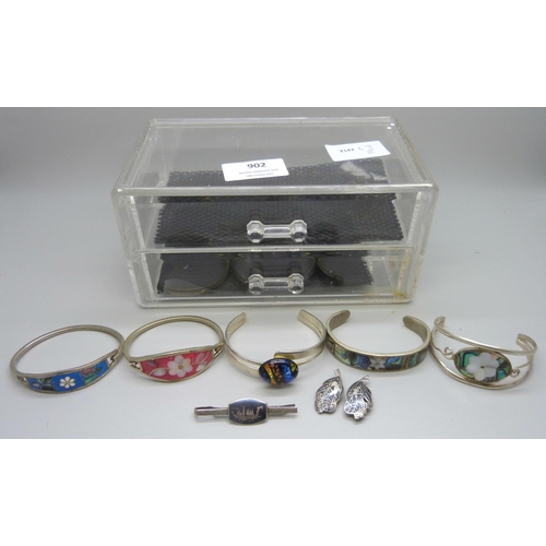 902 - A Siam Silver tie-clip, a pair of earrings and five bangles