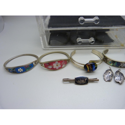 902 - A Siam Silver tie-clip, a pair of earrings and five bangles