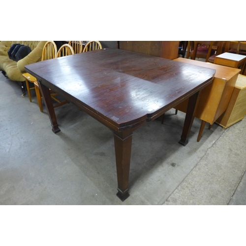 162 - A mahogany draw-leaf dining table
