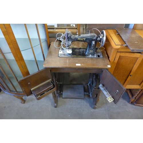 238 - A German Pfaff oak treadle sewing machine