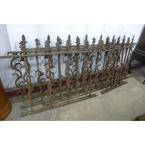 293 - Victorian cast iron railings, a/f