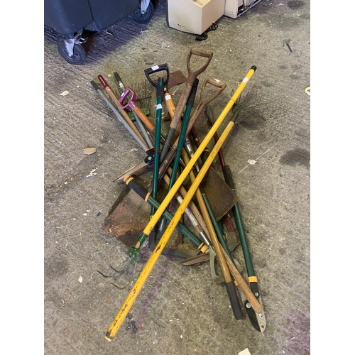 2241 - 3 Bundle, approx 15 garden tools