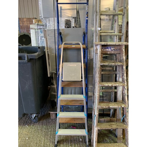 2243 - 2 Pairs of 5 Rung Stephens & Carter stepladders with extending ladder