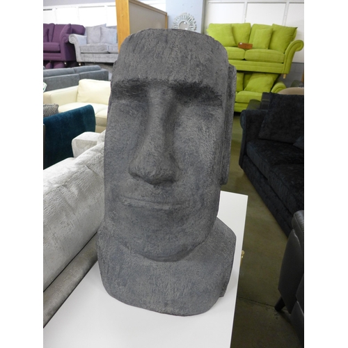 1328 - A large Easter Island head