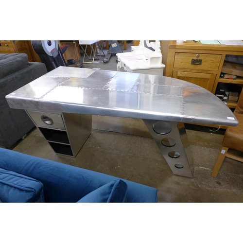 1443 - A jet silver half wing desk