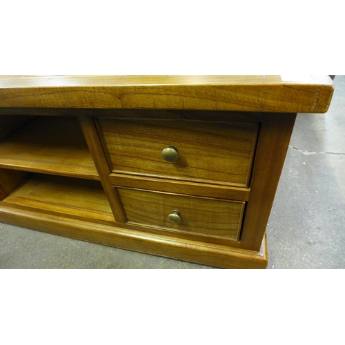 1441 - A Welbeck coffee table/TV unit
