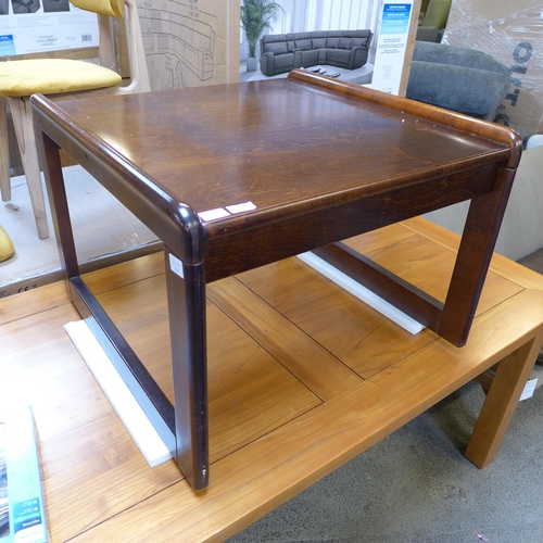 1556 - A square coffee table