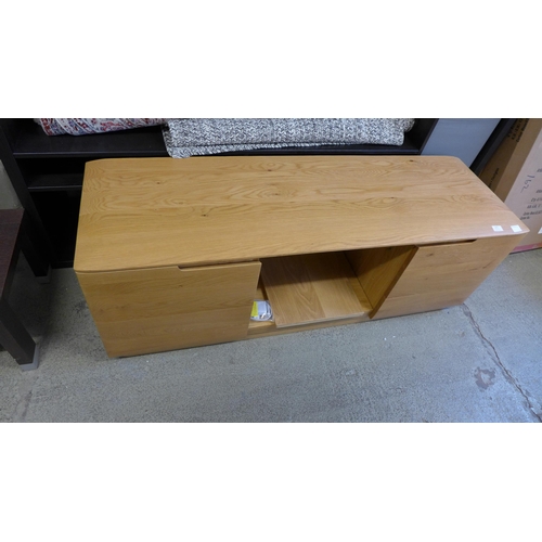 1593 - An oak two door TV unit