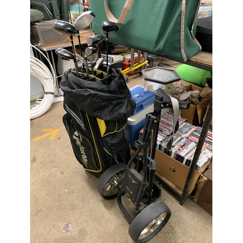 2086 - Taylormade golf bag with approx 8 clubs and trolley