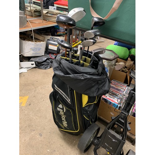 2086 - Taylormade golf bag with approx 8 clubs and trolley