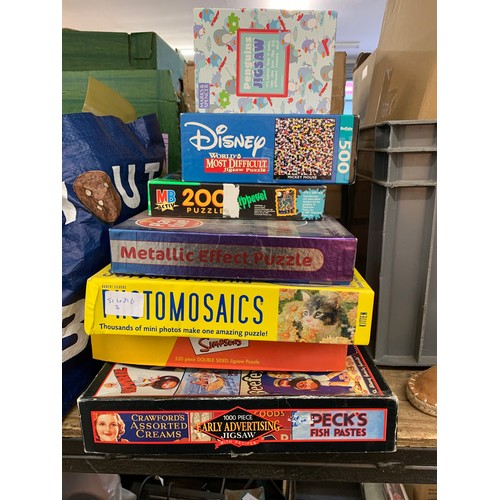 2061 - Approx 8 board games and Jigsaws with approx 30 craft/art items