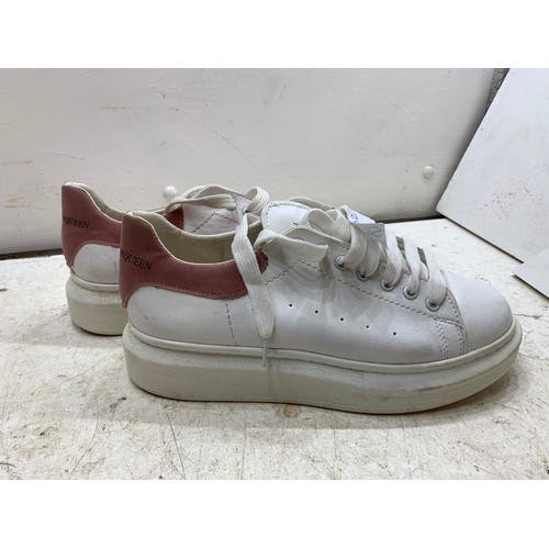 2247 - Pair of Alexander McQueen white-pink unisex sneakers size 6/39