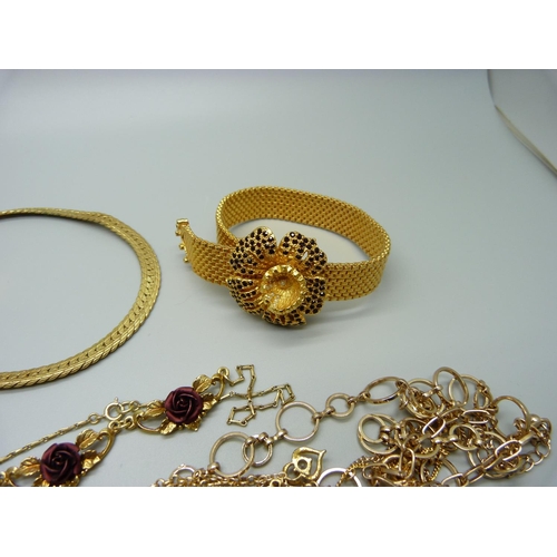 1004 - Gold tone jewellery