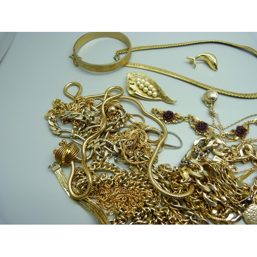 1004 - Gold tone jewellery