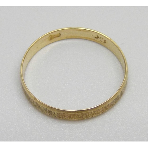 1015 - An 18ct gold wedding ring with bark finish, 1.4g, S, marked 750