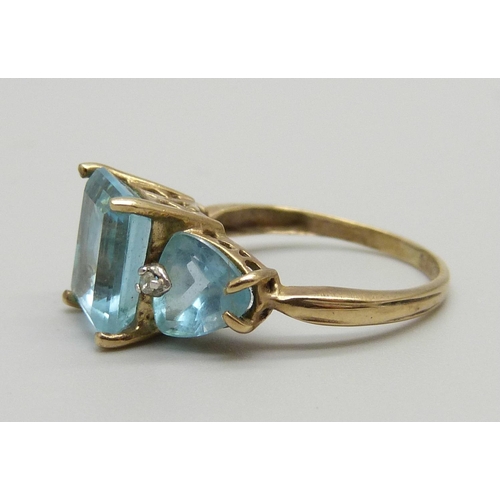 1026 - A yellow metal and blue stone ring, marked 333, 3.7g, P