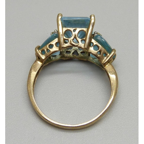 1026 - A yellow metal and blue stone ring, marked 333, 3.7g, P