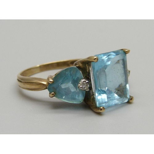 1026 - A yellow metal and blue stone ring, marked 333, 3.7g, P