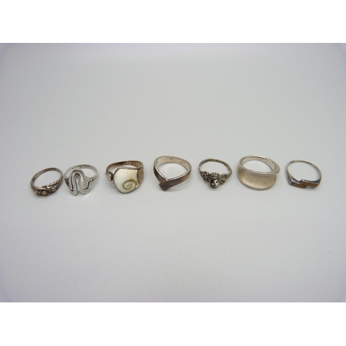 1031 - Seven silver rings