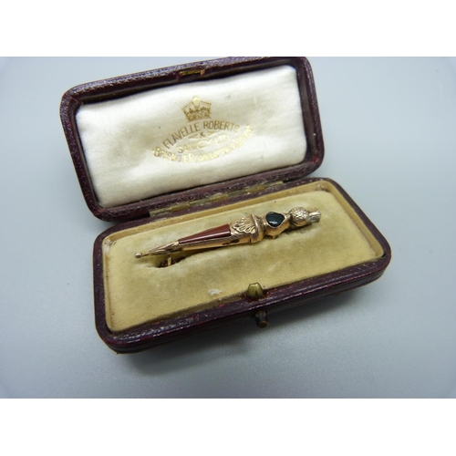 1037 - A Victorian 9ct gold and agate Scottish dirk brooch, Birmingham 1887, 1.4g, metal pin, 43mm